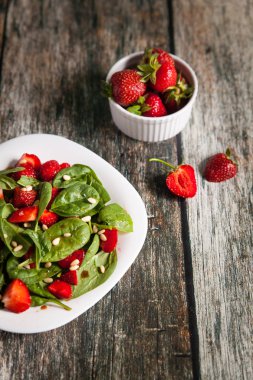 Sağlıklı ıspanak ve çilek salatası