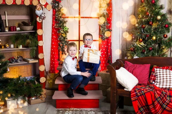 Dos hermanos sosteniendo un regalo de Navidad —  Fotos de Stock