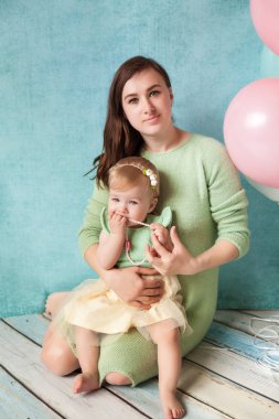 İlk Doğum günü partisi. Sevimli küçük kız