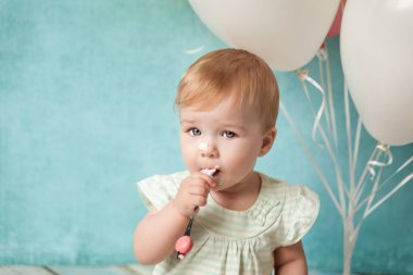 İlk Doğum günü partisi. Sevimli küçük kız