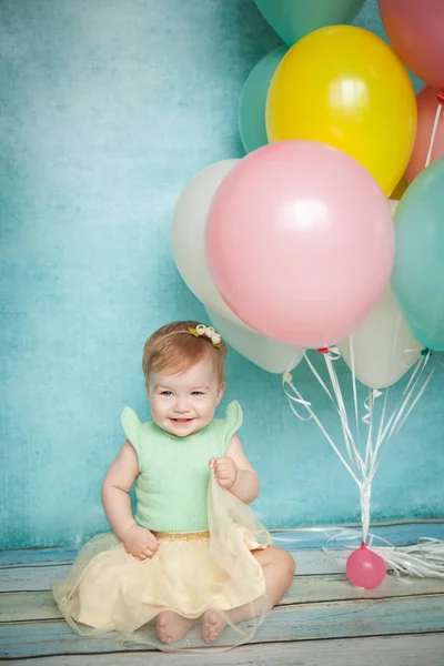 Eerste verjaardagsfeestje. Schattig klein meisje — Stockfoto