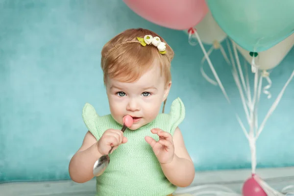 Première fête d'anniversaire. Petite fille mignonne — Photo