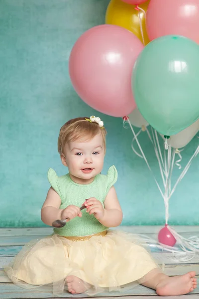 Première fête d'anniversaire. Petite fille mignonne — Photo