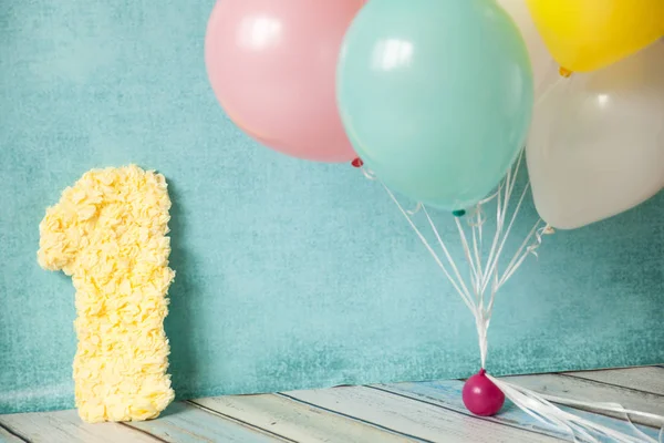 Pierwsze urodziny. Kolorowe balony — Zdjęcie stockowe