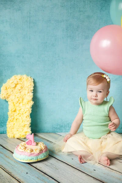 Première fête d'anniversaire. Petite fille mignonne — Photo