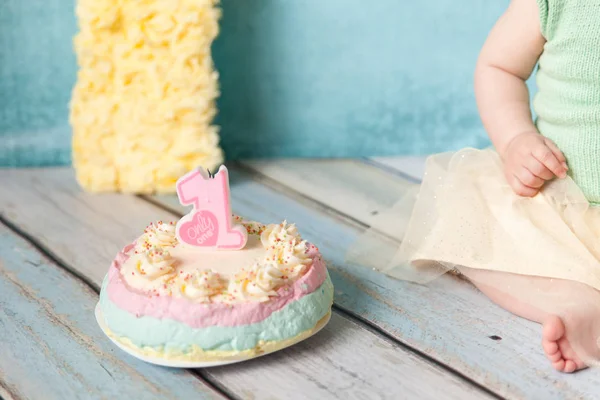 Pierwsze urodziny. Słodkie ciasto z świeca numer jeden — Zdjęcie stockowe