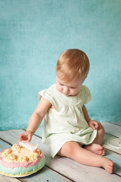 Première fête d'anniversaire. Petite fille mignonne — Photo