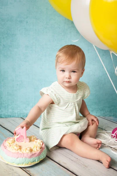 Première fête d'anniversaire. Petite fille mignonne — Photo