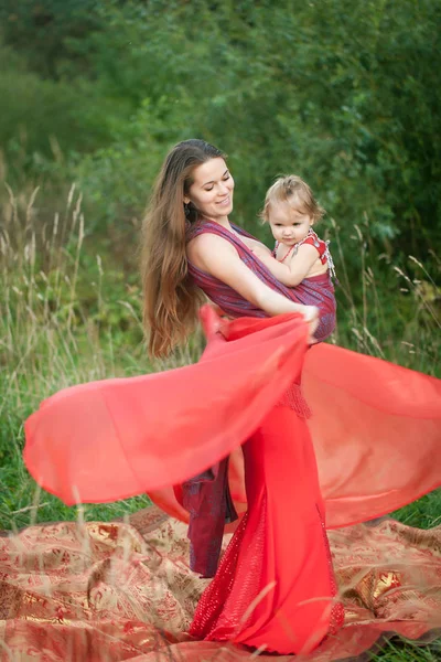 Kadın için oryantal bir askı içinde kızıyla birlikte dans kostüm