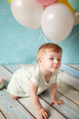 İlk Doğum günü partisi. Sevimli küçük kız