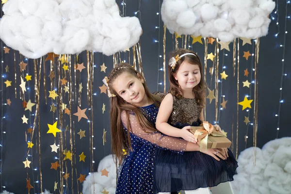 Девушки в студии с золотыми звездами декора — стоковое фото