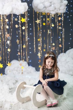 Kız bir stüdyoda bir altın yıldız dekorlu