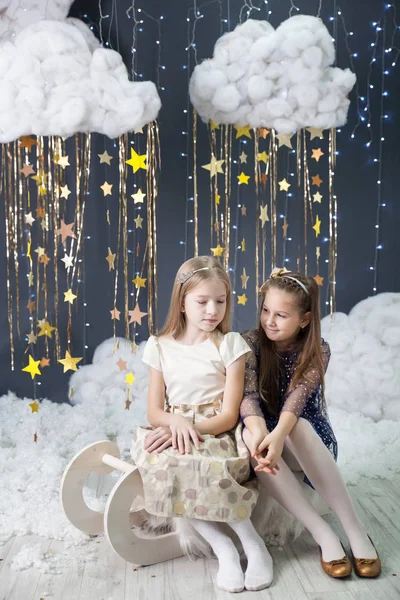 Stüdyoda altın yıldız dekoru olan kızlar.
