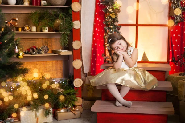 Sevimli kız bir Noel Studio — Stok fotoğraf