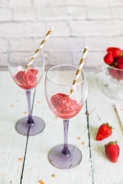 Two wineglasses with strawberry sorbet — Stock Photo, Image