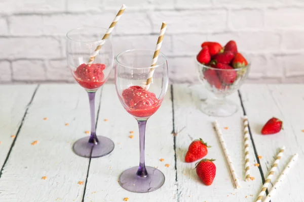 Two wineglasses with strawberry sorbet — Stock Photo, Image