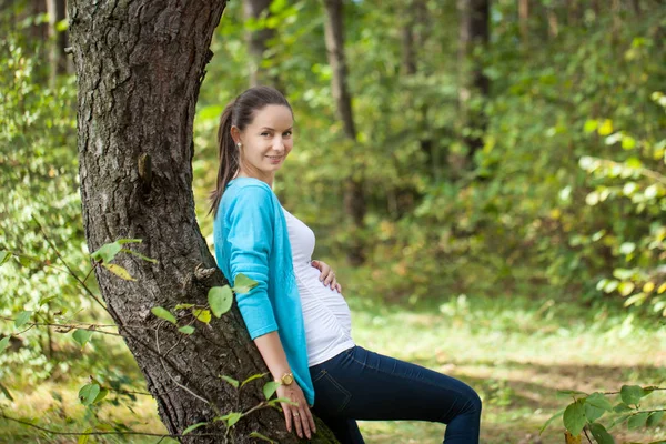 Hermosa mujer embarazada en el bosque — Foto de Stock