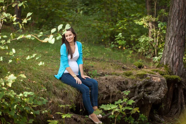 Hermoso retrato de mujer embarazada en el bosque — Foto de Stock