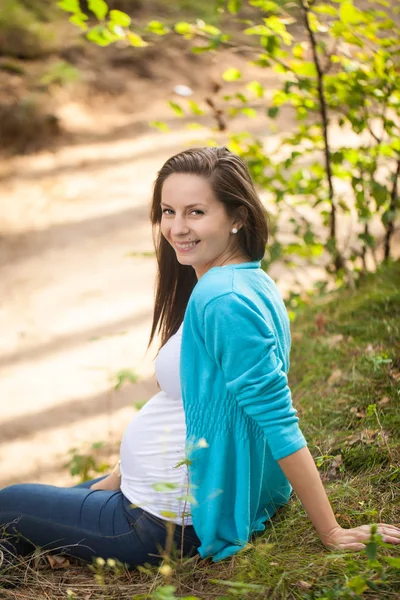 Hermoso retrato de mujer embarazada en el bosque — Foto de Stock