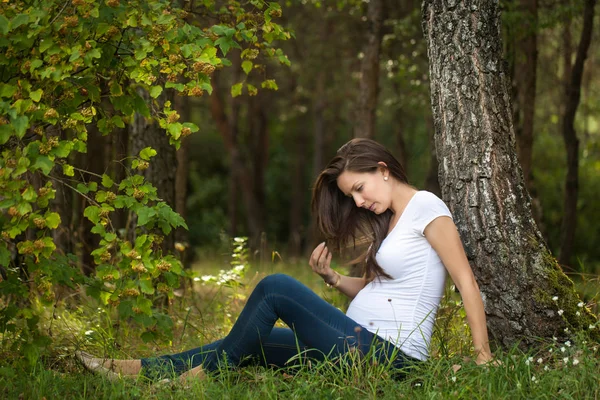 Hermosa mujer embarazada en el bosque — Foto de Stock