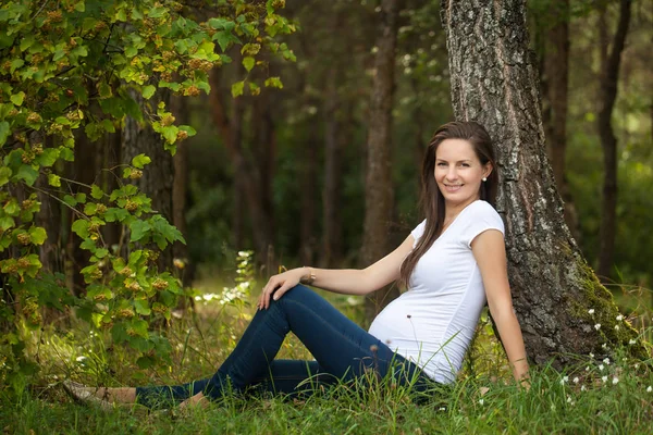 Hermosa mujer embarazada en el bosque — Foto de Stock