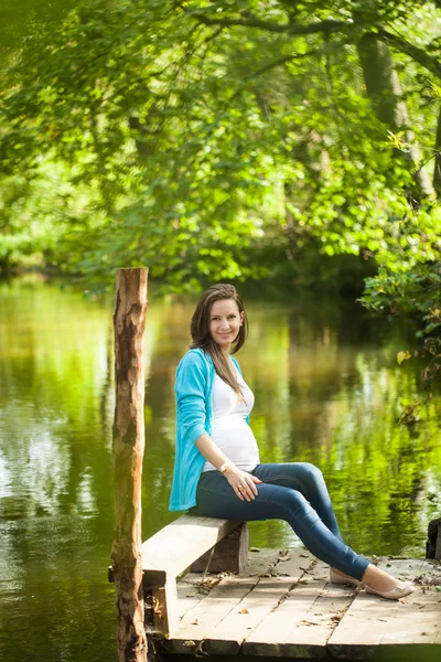 Porträt einer jungen Schwangeren in der Nähe des Flusses — Stockfoto