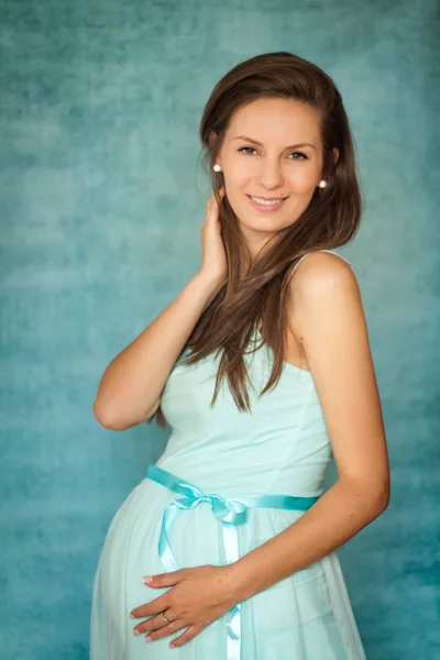 Hermosa Joven Embarazada Vestido Azul Sobre Fondo Azul — Foto de Stock