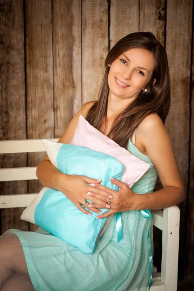 Hermosa joven embarazada en un estudio —  Fotos de Stock