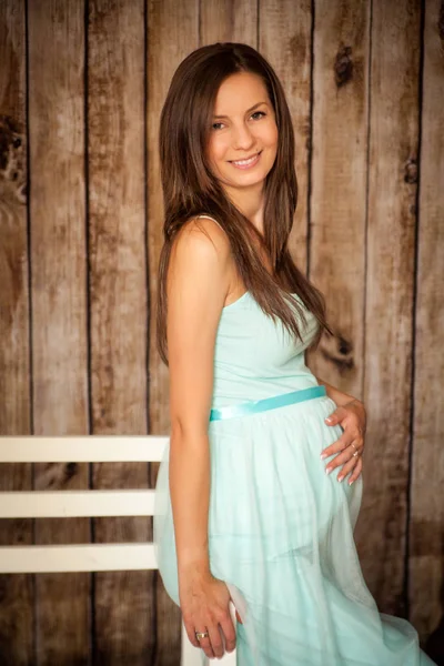 Hermosa joven embarazada en un estudio — Foto de Stock