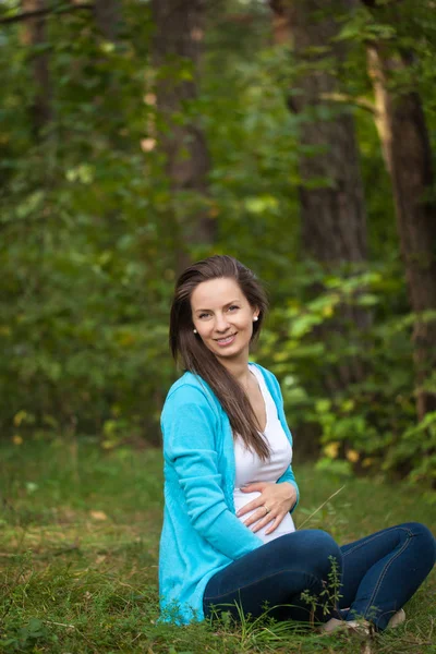 森の中の妊娠中の女性の美しい肖像画 — ストック写真