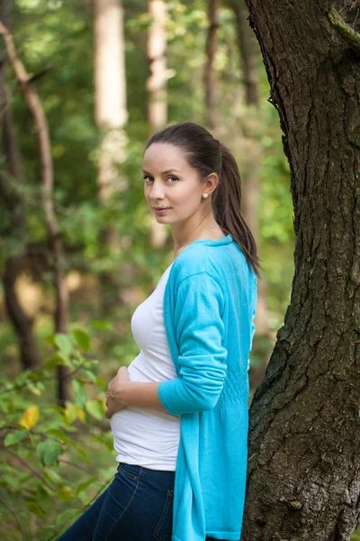 Schöne schwangere Frau im Wald — Stockfoto