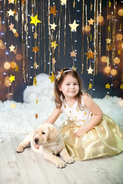 Tarjeta Mágica Navidad Con Una Chica Jugando Con Cachorro Labrador —  Fotos de Stock