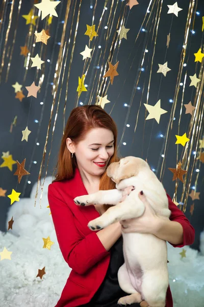 Kouzelná Vánoční Přání Mladou Ženou Labrador Štěně Studiu Zlaté Hvězdy — Stock fotografie