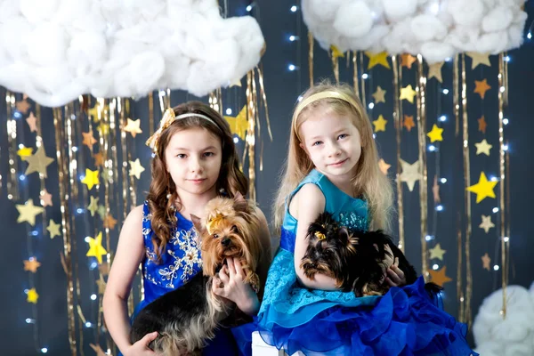 Chicas en un estudio con una decoración de estrellas de oro —  Fotos de Stock