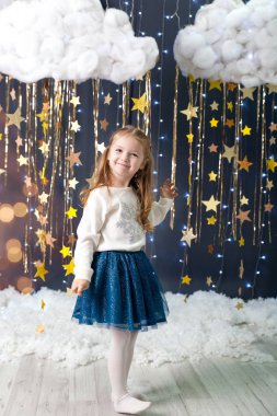 Kız bir stüdyoda bir altın yıldız dekorlu