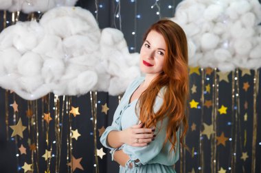 Genç kadın bir stüdyoda bir altın yıldız dekorlu