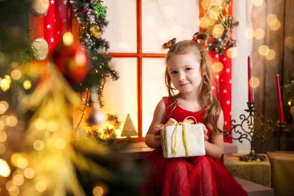 Sevimli kız bir Noel Studio — Stok fotoğraf