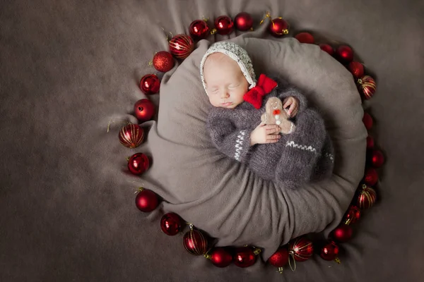 Bebé recién nacido dormido en un traje de hombre de jengibre de ganchillo —  Fotos de Stock