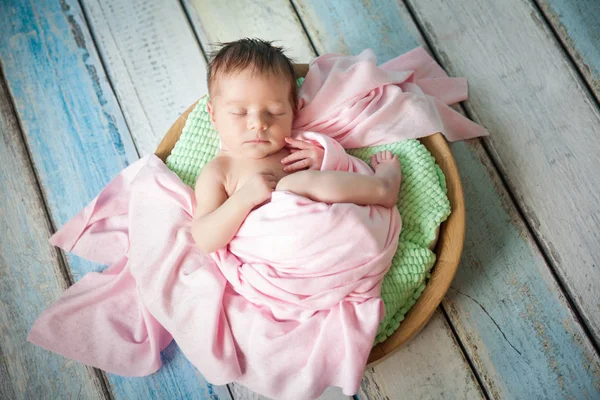 Menina recém-nascida bonita dormindo em uma cesta — Fotografia de Stock