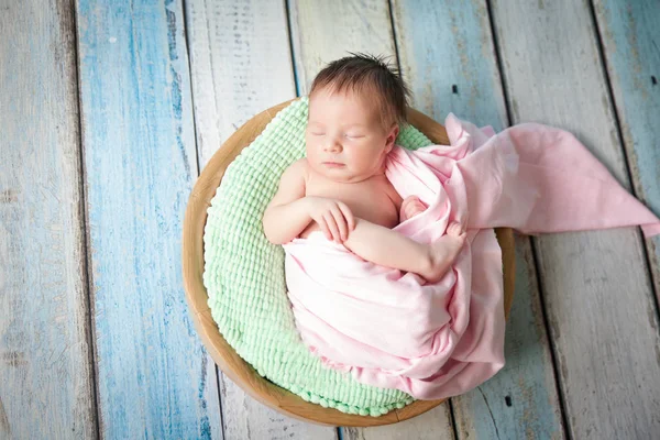 Hermosa niña recién nacida durmiendo en una cesta —  Fotos de Stock