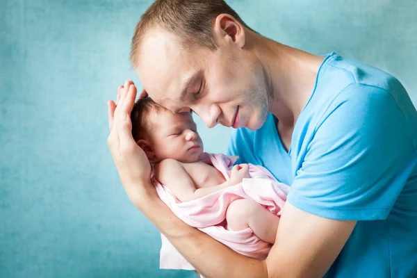 Porträt des Vaters, der sein neugeborenes Baby umarmt — Stockfoto