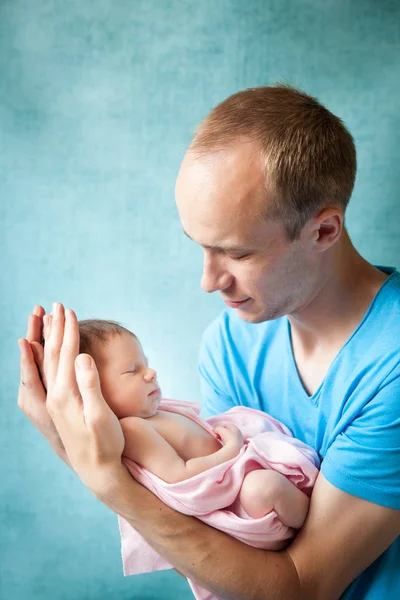 Retrato de pai abraçando seu bebê recém-nascido — Fotografia de Stock