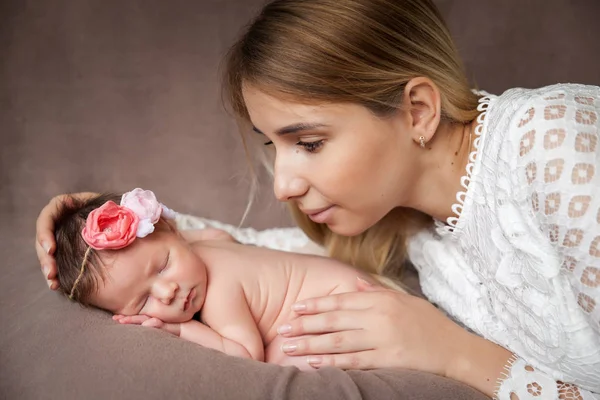 Porträt einer Mutter, die ihr neugeborenes Mädchen umarmt — Stockfoto