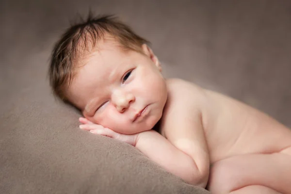 Durmiendo lindo bebé recién nacido niña —  Fotos de Stock