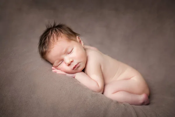 Durmiendo lindo bebé recién nacido niña —  Fotos de Stock