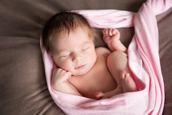 Niedliche schlafende neugeborene Mädchen — Stockfoto
