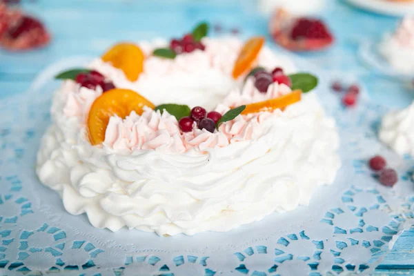 Christmas pavlova tårta krans dekorerad med tranbär, carmelized orange skivor och mynta — Stockfoto