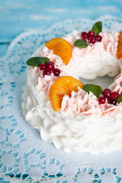 Christmas pavlova tårta krans dekorerad med tranbär, carmelized orange skivor och mynta — Stockfoto