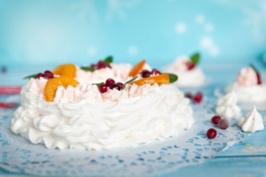 Noel pavlova kek çelenk kızılcık, carmelized portakal dilimleri ve nane ile dekore edilmiş