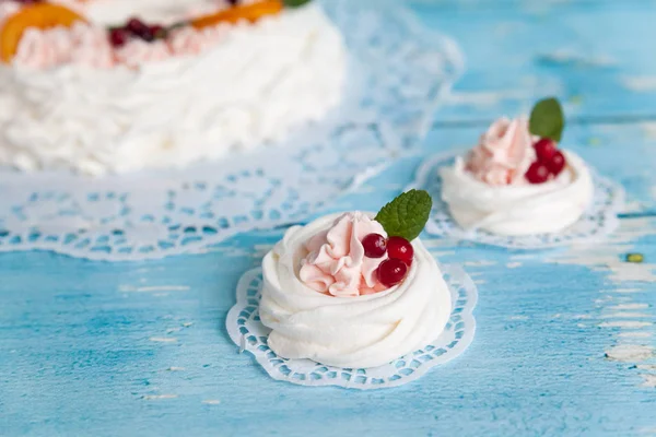 Christmas pavlova cake nests decorated with cranberry and mint — Stock Photo, Image